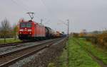185 013-0 ist mit einen gemischten Güterzug am 27.10.15 bei Thüngersheim unterwegs.