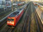 Neulich hatte ich Glck und traf die 185 049 in einer ablicht-gnstigen Position beim Warten auf Grn. Aus Richtung Linz kommend bog sie dann hier in Wels auf den Passauer Ast der Westbahn ab. [11.03.07, 17:40]