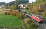Blick von der Brücke über die Bahn bei Rosenbach nach Norden: Am 5.10.11 zog 185 285 einen Güterzug Richtung Ansbach durch den aufgelassenen Bahnhof.