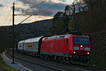 In der Abenddämmerung vom 6.4.2016  fährt die DB Lok 185 113-8 mit einem Mischer den Bözberg hinunter.