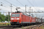 Doppeltraktion, mit den DB Loks 185 108-8 und 185 131-0, durchfahren den Bahnhof Pratteln.