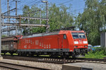 DB Lok 185 090-8 durchfährt den Bahnhof Muttenz. Die Aufnahme stammt vom 10.06.2016.