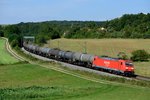 Ungewöhnlich viele Kesselwagenzüge waren am 07. September 2013 auf der KBS 880 unterwegs - hier befördert die 185 266 einen solchen bei Edlhausen in Richtung Regensburg.