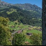 Am 20. Juli 2016 machte ich einen Ausflug an die Lötschberg-Nordrampe. Trotz des Basistunnels, war im Güterverkehr auf der Bergstrecke recht viel los.
Ein UKV-Zug, bespannt mit zwei DB 185ern, überquert den Kanderviadukt bei Frutigen in Richtung Norden. Aufgenommen wurde das Bild aus einem Fenster der Ruine Tellenburg.