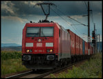 Zwischen dem Bahnhof Tullnerfeld und Tulln rollt die 185 356 mit ihrem Containerzug Wien entgegen. Tullnerfeld 19.07.2016