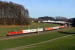 Auch der Alltagsverkehr kann seine Reize haben: Der im Block folgende Containerzug KT 41814 von Salzburg Gnigl nach Alte Süderelbe war aufgrund seiner Länge optimal für die Fotostelle bei Axdorf. Am 21. Dezember 2013 führte 185 082 den Zug über den gesamten Laufweg.