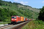 Am 18. Juli 2014 zog 185 052 den Containerzug KT 43160 von Wolfurt nach Maschen Rbf, aufgenommen bei Gambach im Maintal.