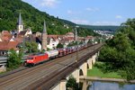 Mit dem EZ 51750 von Nürnberg Rbf nach Engelsdorf hat die 185 242 einen klassischen gemischten Güterzug am Haken. Aufgenommen am 18. Juli vor der klassischen Kulisse der Altstadt von Gemünden am Main.