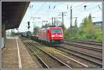 185 257 durchfhrt am 13.04.2007 den Bahnhof Hamm (Westf) mit einem langen Gterzug Richtung Hannover.