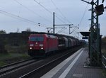 Mit einem Mischer am Haken ist die 185 287-0 gen Köln fahrend in Neuss Allerheiligen zu sehen am Abend des 4.11.2016