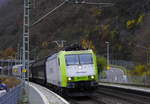 Captrain 185 517 mit kurzem Güterzug in Boppard-Hirzenach, 25.11.16.