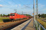 Die 185 074-2 mit einer kalten Ludmilla und gemischtem Güterzug am 27.06.2016 bei der Durchfahrt in Nassenheide.