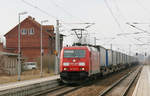 185 311 durchfährt am 21. März 2011 den Bahnhof Velgast mit einem  LKW Walter -KLV-Zug.