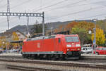 DB Lok 185 115-3 durchfährt den Bahnhof Sissach. Die Aufnahme stammt vom 23.10.2015.