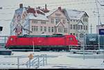 185 239-1 DB als Kesselzug steht kurzzeitig in Halle(Saale)Hbf Gl. 13a, vor einem Wandbild der  Freiraumgalerie  in der Delitzscher Straße bei Schneetreiben. [17.3.2018 | 18:05 Uhr]