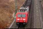 Blick auf 185 366-2 DB als Flachwagenzug, der den Abzweig Thüringen (At) Richtung Norden passiert. Aufgenommen von der Brücke Dieselstraße, Halle (Saale). [28.3.2018 | 9:29 Uhr]