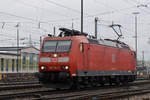 DB Lok 185 132-8 durchfährt den badischen Bahnhof.