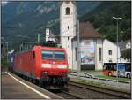 Am 18.07.2007 fuhr 185 102 mit einem Gterzug durch den Bahnhof in Flelen am Vierwaldsttter See in der Schweiz. Der Zug kam fr mich so berraschend, dass die Zeit fr einen vernnftigen Bildaufbau fehlte, und so hat es die Kirchturmspitze leider erwischt.