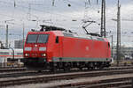 DB Lok 185 030-4 durchfährt solo den badischen Bahnhof.