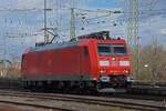 DB Lok 185 136-9 durchfährt solo den badischen Bahnhof. Die Aufnahme stammt vom 17.02.2022.