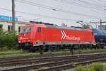 Lok 185 584-0 durchfährt am 09.09.2024 den Bahnhof Pratteln.