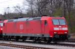  WASCHT MICH , eine neue Werbelok der Baureihe 185. Ordnungsnummer 010-6  wirbt  fr mehr Sauberkeit der deutschen Lokomotiven. Notwendig wre es, wobei es noch viel, viel schlimmere Exemplare gibt.