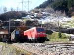 Zugsbegegnung am Gotthard: Der BR 185 Lokzug wartet auf den GZ mit der schiebenden Ae 6/6, bis er weiterfahren kann, weil der nchst Abschnitt nur eingleisig befahrbar ist.Bei Intschi am 28.03.2008 