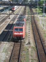 Nachschuss auf den Lokzug aus Kreuzlingen Hafen kommend, bei der Einfahrt in den Bahnhof Konstanz. Er bestand aus 185 099-9 und 185 121-1.