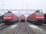 Am 13.2.05 standen fnf DB BR 185 im Bahnhof Erstfeld. Im Vordergrund stehen (von links nach rechts) Br 185 125-2, Br 185 108-8  Railion  und Br 185 140-1