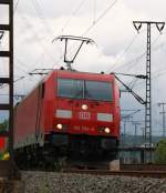 185 354-8 mit einen langen Containerzug kurz vor dem Bahnhof Fulda am 18.07.2009