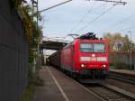 185 117 zieht ihren Gterzug durch Karlsruhe-Hagsfeld.