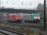 Aachen-West am 30/12/2009. 185 230-0 kehrt nach getaner Schubhilfe in der Rampe zum Gemmenicher Tunnel zurck zum Bahnhof, whrend 2813 manvriert und sich vor einen Kesselwagenzug setzen wird, den sie nach Belgien befrdern wird.