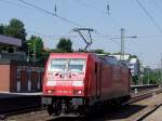 185 285-4  umfhrt  den abgestellten Transwaggonzug im Passau-Hbf;100710