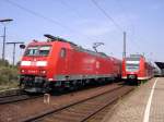 Bahnverkehr heute: Whrend links 185 096 mit einem Gterzug in Mannheim Friedrichsfeld vor einem roten Signal wartet, fhrt rechts 425 268 als RB 18056(Mannheim Friedrichsfeld-Mainz) gerade aus(19.8.05).