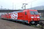 Im Bahnhof Plochingen konnte ich heute die Nagelneue 185 399 machen.
Die Lok war dort abgestellt und machte sich am Mittag zusammen mit 185 008 auf den Weg nach Oberhausen mit Leeren Falns-Wagen.
Aufgenommen am 14.10.2010 in Plochingen