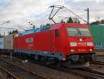 185 296-1 der DB Schenker Rail mit gem. Gterzug fhrt am 15.12.2012 durch den Bahnhof Betzdorf/Sieg in Richtung Kln. Die 185.2 ist eine Zweifrequenz-Lokomotive vom Typ Bombardier TRAXX F140 AC2.