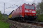 185 182 mit gemischten Gterzug und einigen ARS Altmann Autotransportwagen ist am 03.05.2013 bei Halach bei Kronach unterwegs.