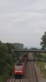 185 137 durchfährt mit einem Güterzug Orschweier in Richtung Norden, August 2014.