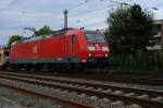 Nach einer kurzen Wartepause am Signal ist die 185 068-4 nun mit ihrem Autotransportwagenzug vom Rheydter Hbf aus in Richtung Köln unterwegs. 14.10.2014