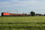 185 370-4 ist am 28. Mai 2015 mit einem gemischten Güterzug von München Richtung Freising bei Pulling fotografiert worden.