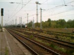 Eine 185 hat einen Gterzug nach Bebra gebracht und rangiert im Bahnhof, um kurz darauf einen  Parkplatz  in den Abstellgleisen des Lokschuppens zugewiesen zu bekommen.