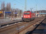 Schön langsam kam 185 380,am 20.Januar 2017,in den Bahnhof Bergen/Rügen weil das Ausfahrsignal noch Rot zeigte.