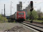 185 001 Containerzug Richtung Seelze. Die Aufnahme entstand am 21.04.07 an der G-Bahn bei Hannover-Misburg. 