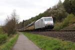 185 539-4 der TX Logistik mit einem Altmannzug bei Erzhausen am 13.04.2017