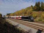 Die 185 573 mit einem Güterzug am 20.10.2017 unterwegs bei Unterweilbach.