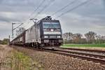 185 572-5 ist am 11.04.2018 mit einen Autozug bei Friedland unterwegs.