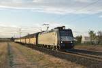 185 544-4 mit einem Altmannzug am Haken gen Neuss fahrend am Freitagabend bei Kaarst Broicherseite. 10.8.2018