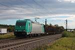 Mit einem leeren Holzzug fuhr am 05.10.2017 die ATLU/HLG 185 619-4 südlich vom Hp.