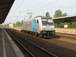 185 697-0  Retrack mit Containerwagen bei der Durchfahrt durch den Bahnhof Berlin Schönefeld Flughafen am 12. Juni 2019.