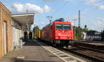 185 585-7 von Rheincargo kommt mit einem Bauer-Containerzug aus Basel-Birsfelden-Hafen(CH) nach  Veendam(NL) und fährt durch Rhöndorf am Rhein in Richtung Köln.
Aufgenommen vom Bahnsteig in Rhöndorf(am Rhein).
Bei Sommerwetter am Nachmittag vom 13.8.2019. 